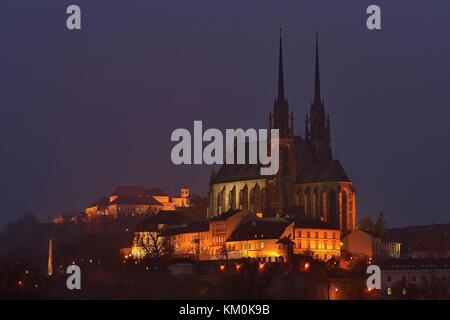 Nachtaufnahmen. Petrov - St. Peter und Paul Kirche in der Stadt Brno. Alten Stadtarchitektur. Central-Europa-Tschechische Republik. Stockfoto