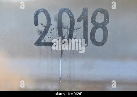 Neues Jahr 2018 auf der nebligen Glas geschrieben Stockfoto