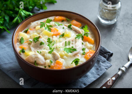 Hühnersuppe. hausgemachte Frische cremige Suppe mit Hähnchen, Gemüse und Grüns in der Schüssel. Stockfoto