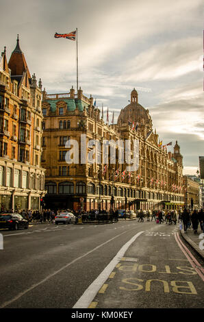 London, UK, 28. Oktober 2017: harrods, wenn die Sonne untergeht Stockfoto