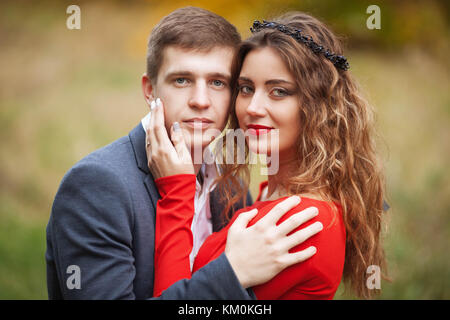 Junge in der klassischen Kostüm hugs das Mädchen im roten Kleid Stockfoto