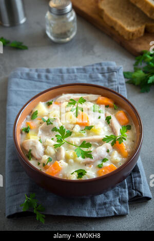 Hühnersuppe. hausgemachte Frische cremige Suppe mit Hähnchen, Gemüse und Grüns in der Schüssel. Stockfoto