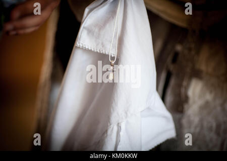 Die christlich-orthodoxen Kreuz ist in der Kirche Stockfoto