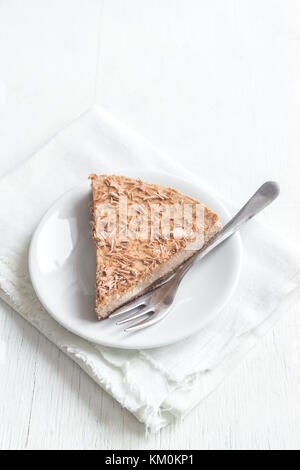 Schokolade Käsekuchen mit Mascarpone auf weißem Hintergrund. hausgemachte Schokolade Käse Kuchen mit kopieren. Stockfoto
