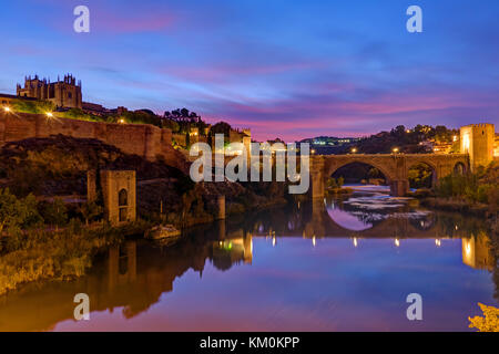 Die Puente de San Martin in Toledo, Spanien, vor Sonnenaufgang Stockfoto