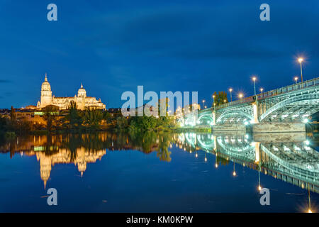 Der Kathedrale von Salamanca und den Fluss Tormes mit der Puente de enruque Estevan bei Nacht Stockfoto