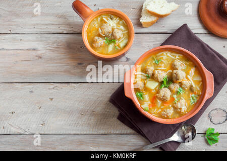Frikadelle Suppe mit Gemüse und Nudeln über Holz- Hintergrund mit Kopie Raum. hausgemachte Frikadelle Suppe. Stockfoto