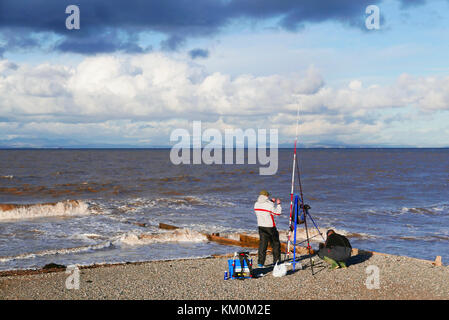 Sea angler Fisch an einem kalten, stürmischen, Winter tag auf dem Lacashire Küste an Fleetwood Stockfoto