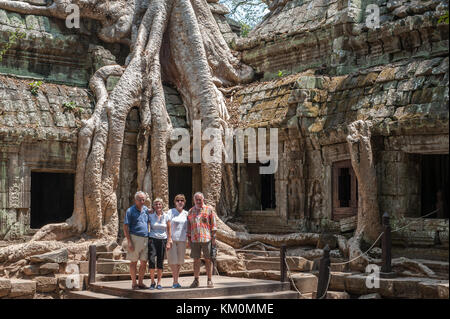 Touristen posieren bei Ta Prohm in Siem Reap. Erbaut im 12./13. Jahrhundert Ta Prohm Tempel war später Schauplatz des Films Tomb Raider. Stockfoto