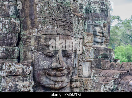 Serene lächelnden steinernen Gesichter in bayon, Angkor Thom in Siem Reap, Kambodscha Stockfoto