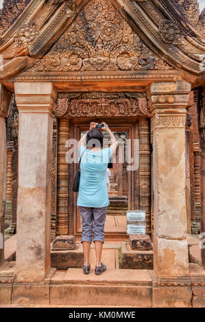 Touristen in Banteay Srei, einem Hindutempel aus dem 10. Jahrhundert in Siem Reap, Kambodscha, der Shiva gewidmet ist. Stockfoto