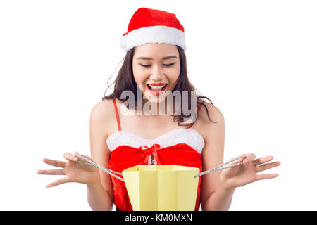 Porträt einer junge lächelnde Frau mit Einkaufstüten vor Weihnachten Stockfoto