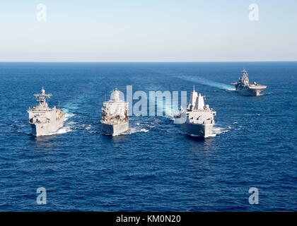 Die US-Marine Harpers Ferry-Klasse amphibische Landung dock Schiff uss Oak Hill (links), U.S. Navy Henry j.kaiser-Klasse Flotte Auffüllung öler usns Big Horn, und die US-Navy San Antonio-Klasse amphibious Transport dock Schiff uss new york Dampf in der Bildung am 26. November 2017 in den Atlantischen Ozean. (Foto von Michael h. Lehman über planetpix) Stockfoto