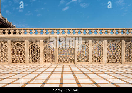 Horizontale Bild der schönen Dekoration des Inneren von Diwan-e-Khas in Agra Fort, Sehenswürdigkeiten Indiens in Agra, Uttar Pradesh befindet. Stockfoto