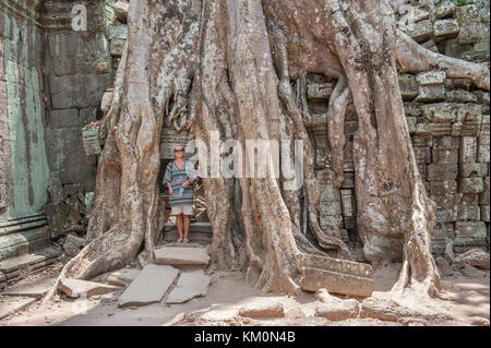 Touristen posieren bei Ta Prohm in Siem Reap. Erbaut im 12./13. Jahrhundert Ta Prohm Tempel war später Schauplatz des Films Tomb Raider. Stockfoto