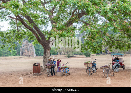 Khmer-Händler warten auf Touristen auf der Terrasse der Elefanten in Siem Reap, Kambodscha. Die Gegend um Angkor ist ein wichtiges Touristenziel. Stockfoto