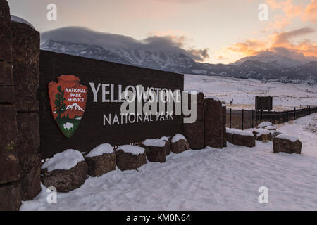 Die Sonne hinter dem Yellowstone National Park Eingang Nord Willkommen Anmelden winter November 6, 2017 in Gardiner, Montana. (Foto von Jacob w. Frank über planetpix) Stockfoto