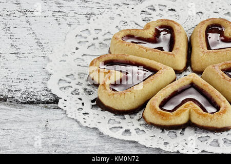 Herzförmige Shortbread Cookies in einem Kreis auf einer rustikalen Hintergrund. Stockfoto