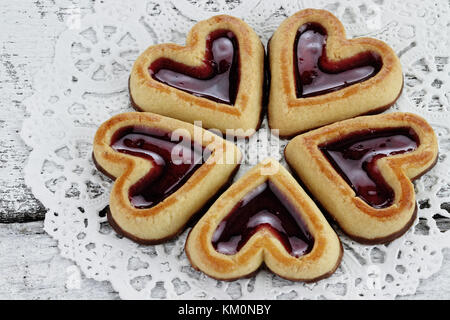 Herzförmige Shortbread Cookies in einem Kreis auf einer rustikalen Hintergrund. Stockfoto