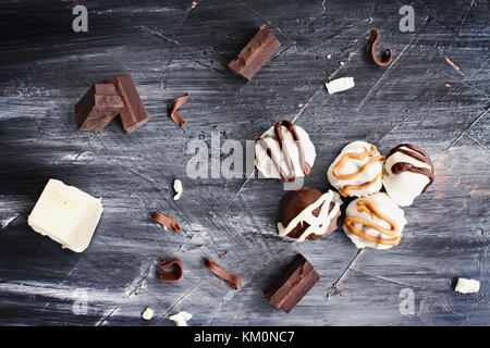 Weißer und dunkler Schokolade Trüffel für Weihnachten oder Valentinstag mit Schokolade Rinde und Sägespäne um Sie herum. Stockfoto