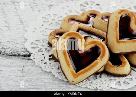 Herzförmige Shortbread Cookies in einem Kreis auf einer rustikalen Hintergrund. Stockfoto