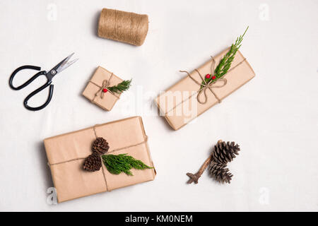 Weihnachtsgeschenke. Pakete verpackt in Kraftpapier gebunden mit Jute Stockfoto