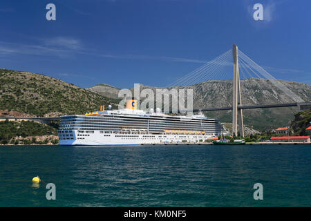 Die Costa Luminosa in den Hafen von Gruz, Dubrovnik, Dalmatinische Küste, Adria, Kroatien, Balkan, Europa. Stockfoto