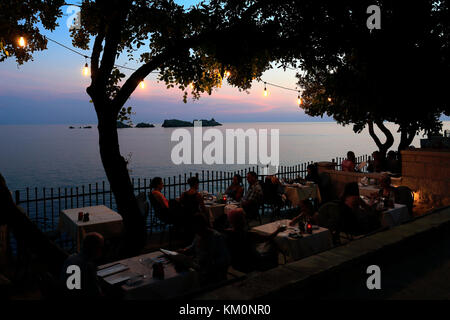 Sommer Sonnenuntergang über dem Restaurant Levanat, Lapad Lapad Bucht Strand, Stadt, Dubrovnik, Dalmatinische Küste, Adria, Kroatien, Europa. Stockfoto