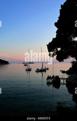 Sommer Sonnenuntergang über der Bucht Lapad Lapad Strand, Stadt, Dubrovnik, Dalmatinische Küste, Adria, Kroatien, Europa. Stockfoto