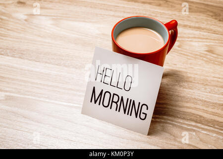 Hallo Montag Zitat schrieb am roten Kaffeetasse und auf dem Holz Tisch post Stockfoto