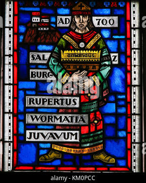 Glasmalereien in Wormser Dom in Worms, Deutschland, Darstellung von Rupert von Salzburg, der Bischof von Worms sowie der erste Bischof von Salzburg Stockfoto