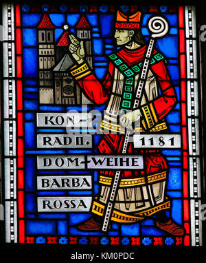 Glasmalereien in Wormser Dom in Worms, Deutschland, Darstellung von Konrad II. von Sternberg, der Bischof, der den Bau des Dom zu Worms bestellt Stockfoto