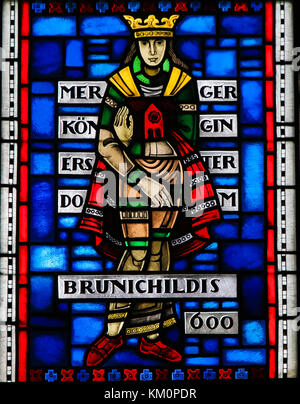 Glasmalereien in Wormser Dom in Worms, Deutschland, Darstellung der fränkischen Königin brunichildis von Austrasien, der Würmer in 600 lebte. Stockfoto