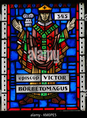 Glasmalereien in Wormser Dom in Worms, Deutschland, Darstellung von Victor, Bischof von Worms in 345. Stockfoto