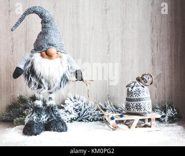 Weihnachten gnome mit Geschenken auf dem Pferdeschlitten. Weihnachten oder Neujahr Konzept Stockfoto