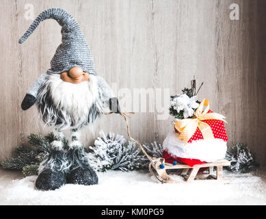 Weihnachten gnome mit Geschenken auf dem Pferdeschlitten. Weihnachten oder Neujahr Konzept Stockfoto