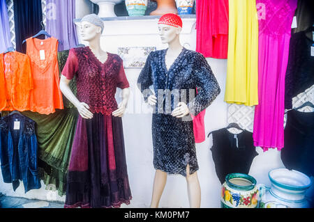 Anzeige außerhalb kleidung shop am Gardasee Italien. Stockfoto
