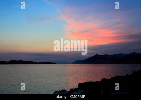 Sommer Sonnenuntergang über der Bucht Lapad Lapad Strand, Stadt, Dubrovnik, Dalmatinische Küste, Adria, Kroatien, Europa. Stockfoto