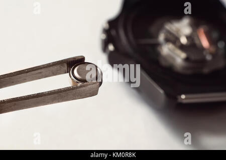 Makro für den Austausch einer Uhr Batterie mit Uhrmacher tools Uhren Batteriewechsel Stockfoto