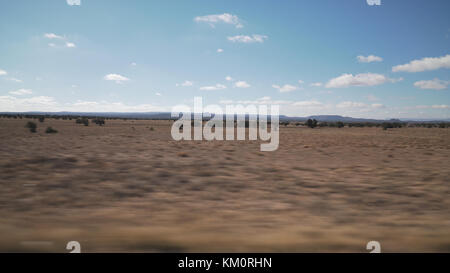 Antriebsplatte Seitenansicht bewegen durch Hügel und Felder mit Motion Blur, breite Foto Stockfoto