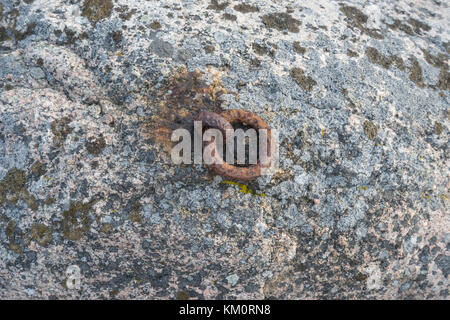 Alte und rostige Liegeplatz Ring für Schiffe zur Festsetzung. Für kleine Boote Dock. Stockfoto