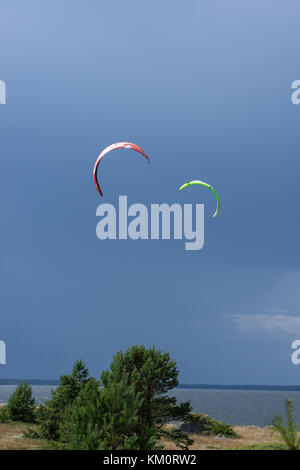 Ein Kite Surfer reitet auf dem Meer. Drachen in den Himmel. Kite Boarding, extreme Sport auf Mohni, kleine Insel in Estland, Europa. Stockfoto