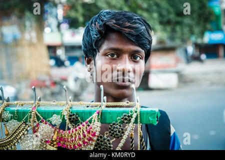 Lokale junger Mann auf der Straße in Amritsar (historisch, umgangssprachlich Ramdaspur Ambarsar) eine Stadt im Nordwesten von Indien in der Region Punjab Majha Stockfoto