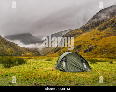 Zelt in den schottischen Highlands Stockfoto