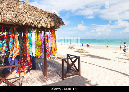 Punta Cana, Dominikanische Republik - am 4. Januar 2017: Auswahl der Farbe pareo hängt am Strand Zähler mit Atlantik küste Stall auf einem Hintergrund Stockfoto