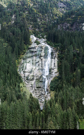 Mountain River und Bäume Landschaft Natur. Wandern in den Alpen. Grawa Wasserfall im Stubaital, Tirol, Österreich Stockfoto