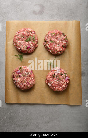 Handgefertigte rohes Hackfleisch Steak Burger, Essen Stockfoto