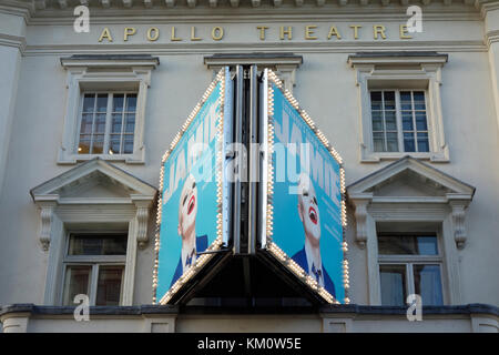 Theater Signage am Apollo Theater in der Shaftesbury Avenue in Londons West End derzeit Jeder spricht über Jamie. Stockfoto