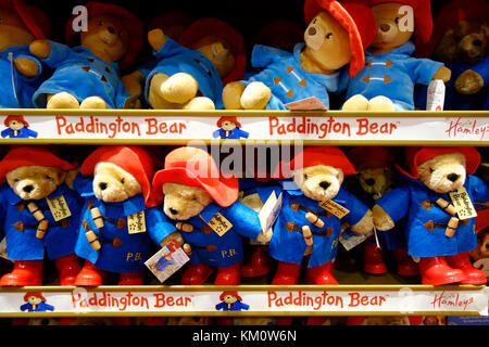 Paddington Bär Spielzeug auf Regalen in Hamleys Toy Shop, Regent Street, London Stockfoto