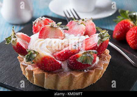 Kuchen mit Pudding und Erdbeeren Schlagsahne Stockfoto